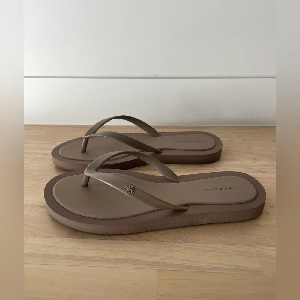 NWT Tory Burch Kira Padded Flip Flop - Color:
Mountain Gray / Silver, Size 8 - Picture 4 of 11